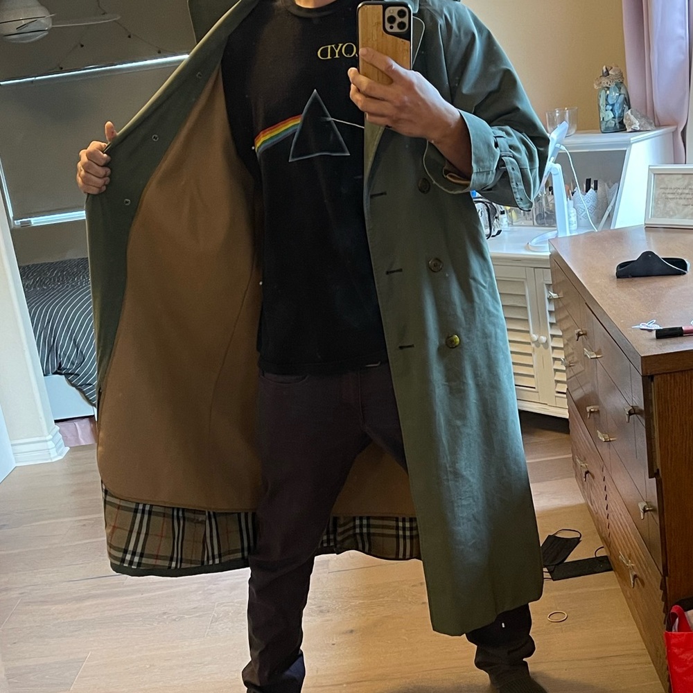 Size large unisex Burberry trench coat